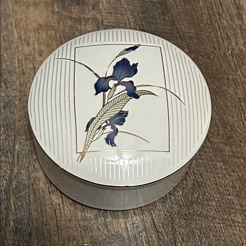 Otagiri Japan Grand Iris Purple‎ Iris White Porcelain Round Trinket Box